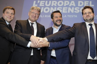 De izquierda a derecha, el finlandés Olli Kotro, el alemán Meuthen, el italiano  Matteo Salvini y el danés Anders VIstisen.-AP (LUCA BRUNO)
