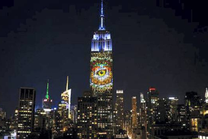 Panorámica de la ciudad de Nueva York con las imágenes proyectadas en el Empire State.  CRAIG RUTTLE / AP