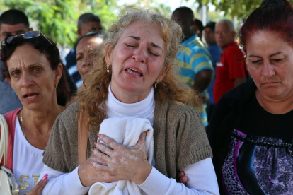 Inés González (c), madre de uno de los fallecidos en el desastre aéreo de este viernes en Cuba, fue registrada al llorar, tras salir del instituto de Medicina Legal donde se realiza la identificación de las víctimas.-EFE