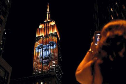Una mujer inmortaliza la imagen del Empire State Building con su 'smartphone'.  JUSTIN LANE / EFE