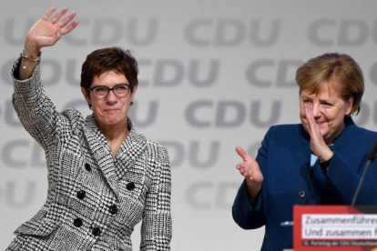 Annegret Kramp-Karrembauer y Angela Merkel, durante el congreso de CDU en Hamburgo-FABRIZIO BENSCH