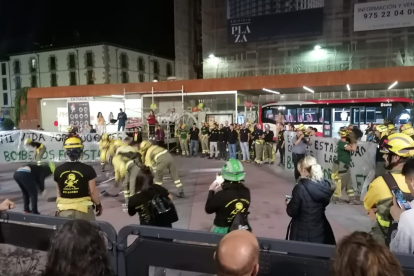 Detalle de la marcha nocturna de los bomberos forestales a su paso por Mariano Granados. HDS
