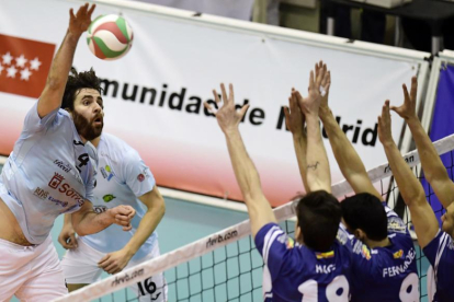 Manuel Sevillano, entrenador-jugador del Río Duero, en el encuentro de cuartos de la Copa ante Palma.-RFEVB