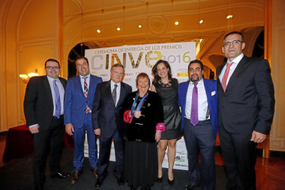 Luis Peique, de Bodegas Peique; el enólogo de la Bodega del Abad, Miguel Tienda; Antonio Huertes, de Bodegas Ribera de Pelazos; la enóloga Isabel Mijares, Adriana Ulibarri, Manuel Herrera, de la Finca Herrera Garnachas; y Miguel Gancedo, de Bodegas Ganced-Raquel P. Vieco