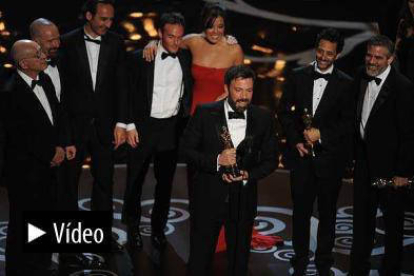 El equipo de 'Argo' recoge el Oscar a la Mejor Película.-