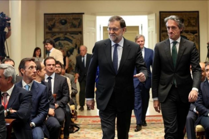 El presidente del Gobierno, Mariano Rajoy, y el ministro de Fomento, Íñigo de la Serna, en La Moncloa, en el acto de presentación del Plan Extraordinario de Carreteras.-JUAN MANUEL PRATS
