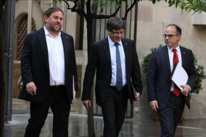 El vicepresident de la Generalitat, Oriol Junqueras, el president Carles Puigdemont y el portavoz del Govern, Jordi Turull-RICARD CUGAT