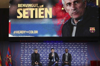 Quique Setién,Josep María Bartomeu y Eric Abidal, en el acto de presentación del nuevo técnico del Barça.-AP / EMILIO MORENATTI