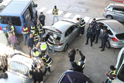 La Policía Nacional impide a los Mossos quemar documentos en la incineradora de Sant Adrià, el 26 de octubre pasado.-/ RICARD FADRIQUE