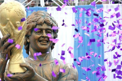 La escultura india en honor de Diego Armando Maradona.-PIYAL ADHIKARY (EFE)