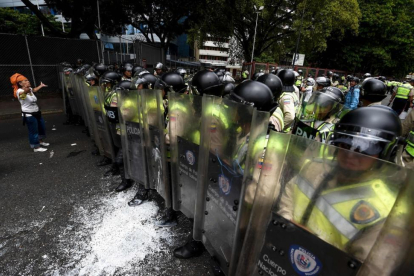 Choques entre manifestantes y policías en Venezuela.-AFP / JUAN BARRETO