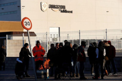 Los sindicatos en Amazon retoman las huelgas en el centro logistico de San Fernando de Henares  Madrid  coincidiendo con la campana de Reyes  para reclamar mejoras laborales.-Chema Moya / EFE