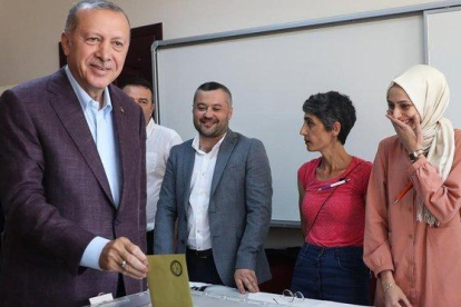 Erdogan hoy al votar en un colegio electoral en Estambul.-ADEM ALTAN