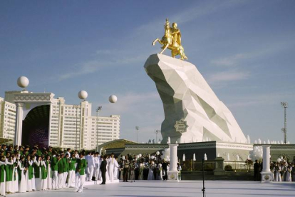 La recién inaugurada estatua bañada en oro del presidente de Turkmenistán.-Foto: AP / ALEXANDER VERSHININ