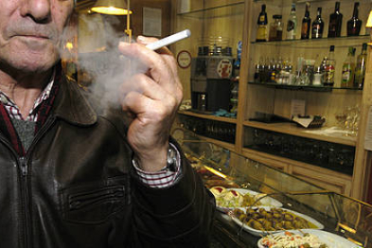 Un hombre fuma un cigarro electrónico en la barra de un bar en la capital soriana. / ÁLVARO MARTÍNEZ-