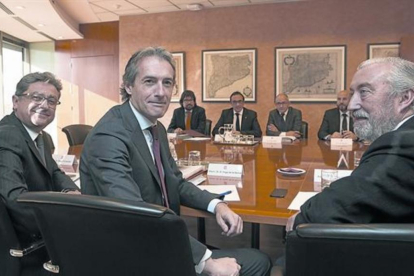 Reunión entre el ministro de Fomento, Íñigo de la Serna (en primer plano), y el 'conseller' Josep Rull a principios de mes.-ALBERT BERTRAN