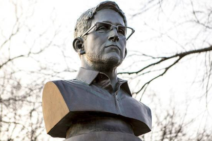Un grupo de artistas ha colocado la estatua en un monumento a los caídos.-Foto: REUTERS