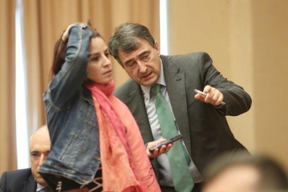 Los portavoces del PSOE y PNV en el Congreso de los Diputados, Adriana Lastra y Aitor Esteban.-EUROPA PRESS