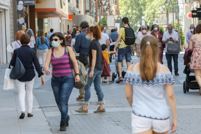 Gente paseando por la calle Santiago de Valladolid.- JUAN MIGUEL LOSTAU