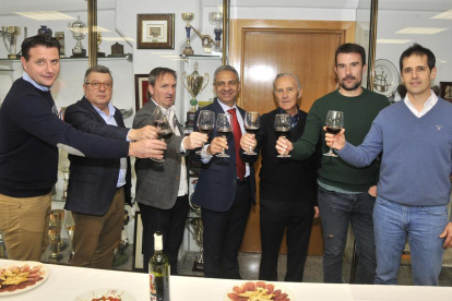 Palacios, Martín, Rubio, Israel, el Padre Enciso, López Garai y Velázquez brindan por los éxitos del Numancia en la sala de trofeos del club.-Valentín Guisande