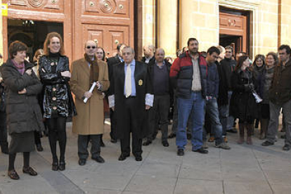 Jueces, abogados, fiscales y trabajadores de Justicia se concentraron ayer a las puertas de los juzgados de Soria. / VALENTÍN GUISANDE-