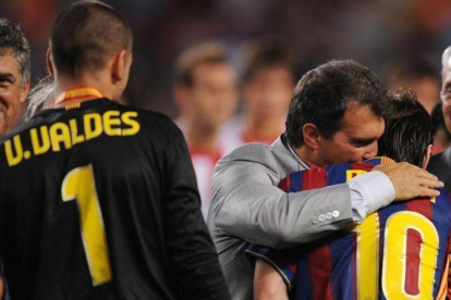 Laporta felicita a Messi tras ganar la Supercopa del 2009.-JORDI COTRINA