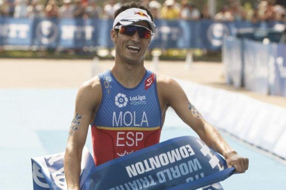 Mario Mola cruza victorioso la meta en el triatlón de Edmonton.-AP / JASON FRANSON