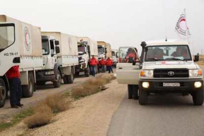 Un convoy de ayuda humanitaria de la Media Luna Roja en Siria.-AFP
