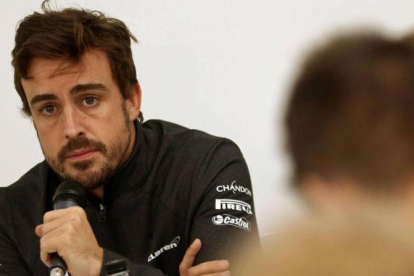 Fernando Alonso, hoy, en Montmeló, conversando con los periodistas.-EFE / TONI ALBIR
