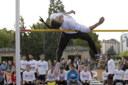 Carmen Romero durante la exhibición de salto de altura.-DIEGO MAYOR