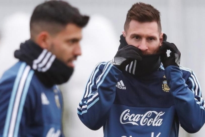 Messi, con Agüero, con la selección argentina en Moscú.-REUTERS / SERGEI KARPUKHIN