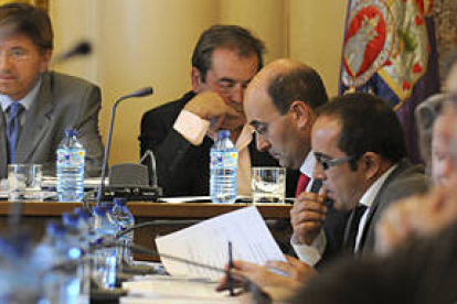 La bancada socialista con el presidente de ambos patronatos, Gerardo Martínez, al fondo. /  VALENTÍN  GUISANDE-