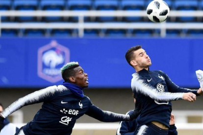 Lucas, a punto de cabecear un balón junto a Pogba, en un entrenamiento de la selección francesa.-AFP / FRANCK FIFE