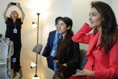 Amal Clooney (de rojo) junto a Nadia Murad, este lunes en Naciones Unidas, durante una entrevista con el ministro de asustos exteriores francés Jean-Marc Ayrault.-AFP / KENA BETANCUR