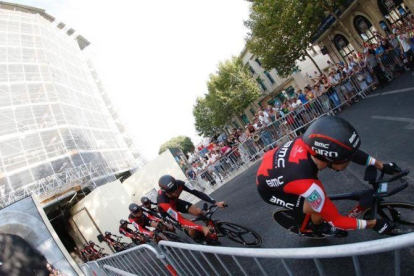 El conjunto BMC, ganador de la etapa, por las calles de Nîmes.-EFE / JAVIER LIZÓN