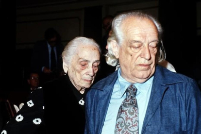 Rafael Alberti y Dolores Ibarruri, Pasionaria, en las Cortes, en 1977.-EFE
