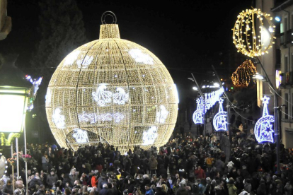 La gran bola luminosa de Mariano Granados en las pasadas Navidades.-Valentín Guisande
