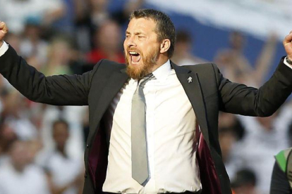 Jokanovic, técnico del Fulham, celebra eufórico el ascenso.-AFP / IAN KINGTON