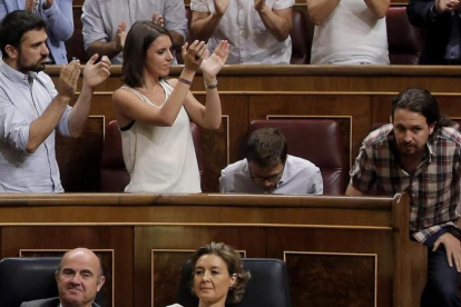 Ramón Espinar e Irene Montero aplauden a Pablo Iglesias en el Congreso.-JOSÉ LUIS ROCA