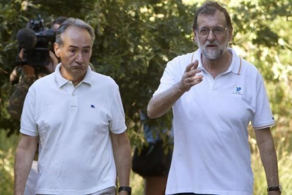 Mariano Rajoy pasea junto a José Benito Suarez, en Ribaduimia.-EFE/ SALVADOR SAS