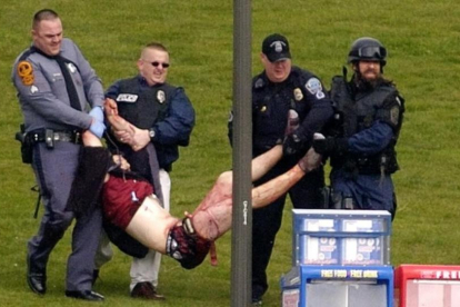 La policía traslada a una de las víctimas de la universidad de Virginia Tech, en el 2007.-ALAN KIM
