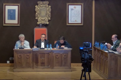 Luis Cuesta, Antonio Pardo y Elías Alonso, en el pleno. A. H.