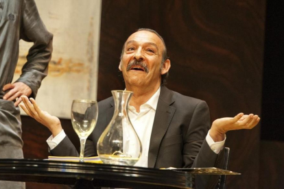 Santi Ibáñez, en la obra teatral 'El sopar dels idiotes', en el 2011.-FERRAN SENDRA