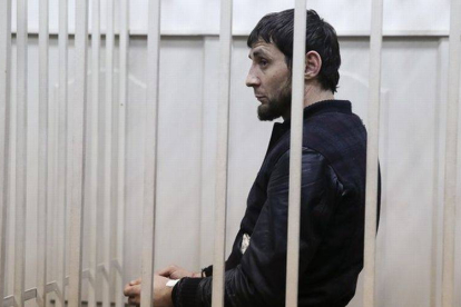 Zaur Dadayev dentro una celda de acusados en un juzgado de Moscú.-Foto:   REUTERS / TATYANA MAKEYEVA
