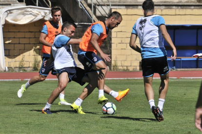 Varios jugadores del Numancia durante un entrenamiento.-VALENTÍN GUISANDE