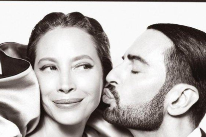 Christy Turlington y Marc Jacobs, fotografiados por Steven Meisel para la nueva campaña publicitaria de la firma.-