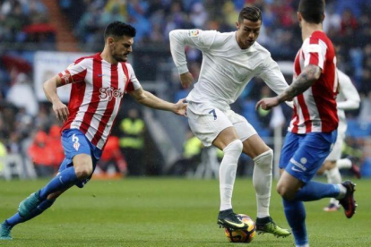 Cristiano Ronaldo controla el balón ante Sergio Álvarez.-EFE / JUAN CARLOS HIDALGO