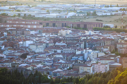 Vista de la capital con el polígono de Las Casas al fondo. MARIO TEJEDOR