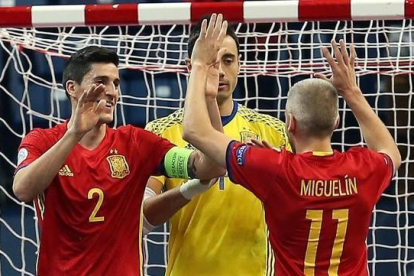 Ortiz, Sedano y Miguelín celebran el pase a la final.-EFE / SRDJAN SUKI