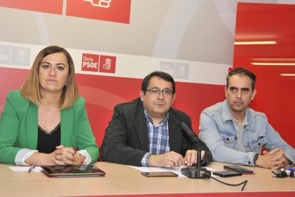 Virginia Barcones, Juan Luis Cepa y José Antonio Uceda, ayer en la sede del PSOE.-Valentín Guisande.